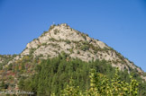 <center>Puget-Théniers</center>Ruines du château des Grimaldi au-dessus de la ville avec la base du donjon XIIe siècle et les vestiges de l'enceinte. Le château avait été pris et rasé en 1691 sur ordre de Louis XIV.