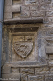 <center>Puget-Théniers</center>Couvent des Augustins. La façade porte des éléments de blason, crosse et mitre abbatiale.