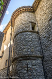 <center>Puget-Rostang</center>L’habitat est fortement aggloméré. Les murs pignons mitoyens et les façades juxtaposées forment des bandeaux continus qui constituent une véritable enceinte.