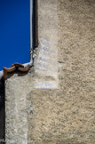 <center>Puget-Rostang</center>Eglise de la Trinité. Restes de peinture. le clocher a été souligné par une bande de frise de guillochis oblique bleu sur fond blanc courant sur les arêtes nord et sud à l’extérieur.