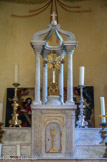 <center>Puget-Rostang</center>Eglise de la Trinité. L’autel se compose trois gradins avec un tabernacle habillé de marbre gris clair. Scellée sur le tabernacle du maître autel se trouve une gloire en marbre tenue par quatre colonnes en marbre blanc.