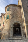 <center>La Croix-sur-Roudoule.</center>Porte d'enceinte fortifiée du début du XVe siècle, à l'entrée du village.