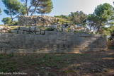 <center>Saint Blaise</center>Bastion polygonal du rempart grec. Sauf une lacune d'environ 70 mètres dans sa partie centrale, on en connaît quasiment tout le développement et tous les ouvrages. Dans un parcours en ligne brisée de plus de 400 mètres, qui suivent les accidents du relief. L'enceinte comprend 11 courtines, ponctuées de 3 tours quadrangulaires et d'autant de saillants, qualifiés aussi de bastions. Elle est percée d'une porte charretière et de trois ou quatre poternes.