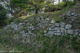 <center>Saint Blaise</center>Ancien rempart médiéval. Saint-Blaise est le nom d'une chapelle située sur la commune de Saint-Mitre-les-Remparts. Elle se tient à l'extrémité nord du plateau rocheux de Castillon entre les étangs de Citis et de Lavalduc. D'origine récente, ce nom de Saint-Blaise désigne aujourd'hui le site et la longue existence d'habitats disparus : un vaste oppidum gaulois, la ville paléochrétienne d'Ugium, le castrum de Castelveyre. Autant d'agglomérations tour à tour florissantes, détruites et oubliées, dont les vestiges, révélés par les fouilles, racontent l'histoire de la Provence.