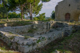 <center>La chapelle Saint Blaise</center>Les travaux de fouille ont permis de comprendre la superposition de trois églises successives:
- La première, visible au nord de la zone, appartient à l'époque dite 