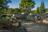 <center>Saint Blaise</center>Courtine du rempart grec dans la ville basse. Les courtines sont les espaces compris entre des tours ou des saillants qui les protégeaient. Mis à part les deux courts tronçons qui ferment le site à ses extrémités, les courtines disposées en ligne brisée entre les ouvrages de défense ont une grande ampleur : leur longueur est comprise entre 18 et 48 m. Les saillants ne constituent pas des tours à proprement parler, mais de simples avancées du mur, presque sans surépaisseur, entre les différentes courtines.