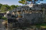 <center>Saint Blaise</center>Tours superposées des remparts grec (carrée) et paléochrétien (circulaire).