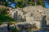 <center>Saint Blaise</center>La porte principale de l'oppidum gaulois (VIe-IIe siècles av J.C.). Rempart grec en grand appareil. Derrière, le mur paléochrétien.