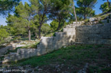 <center>Saint Blaise</center>Poterne et tour ouest des fortifications grecque et paléochrétienne.