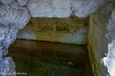 <center>Tholon</center>Le lavoir. Intérieur d'une citerne. L'exploration des citernes a permis de découvrir aussi bien des objets (battoirs en bois) utilisés par les dernières lavandières de Tholon que des inscriptions gravées témoignant des travaux réalisés au sein de ces réservoirs.