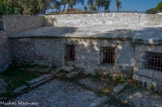 <center>Tholon</center>Le lavoir. L'ouvrage se compose de deux citernes voûtées, bâties côte à côte à l'emplacement d'une source d'eau douce coulant en abondance toute l'année.