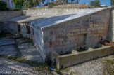 <center>Tholon</center>Le lavoir. Dans la partie sud du site, les fouilles ont remis au jour les vestiges en partie masqués de plusieurs bâtiments et ouvrages qui, jusqu'à la fin du XIXe siècle, assuraient via un aqueduc enterré de plus d'1 km, l'essentiel de l'approvisionnement en eau du centre-ville de Martigues.