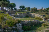 <center>Tholon</center>Depuis 1998, les recherches menées par les archéologues de la ville de Martigues à Tholon ont exploré ou mis au jour de nombreux vestiges et bâtiments enfouis dans le sol ou immergés dans l'étang de Berre. On peut y découvrir les éléments suivants :
les restes d'une vaste agglomération gallo-romaine, Maritime Avaticorum ;
les ruines très arasées d'une chapelle du XIIIe siècle, dite Sainte-Trinité de Tholon, qui a donné son nom au site actuel ;
plusieurs constructions et aménagements, bâtis entre le XVe et le XXe siècle, liés au captage et à l'usage public de l'eau douce.