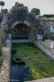 <center>Tholon</center>La fontaine de l'Arc. Elle se compose également de deux réservoirs voûtés dans lesquels plusieurs ouvertures permettaient le puisage de l'eau. Le bâtiment de cette fontaine abritait à l'étage un système de pompe alimentant un petit aqueduc qui desservait le lavoir de Tholon.