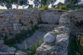 <center>Tholon</center>Citernes antiques au sol et aux parois recouvertes de béton hydraulique, mises au jour en bordure de l'étang. Transformées en habitations au IIIe s. ap. J.-C, elles sont ensuite remblayées avant la mise en culture du site au Moyen-Age.