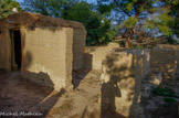 <center>Saint Pierre</center>Reconstitution à l'échelle 1 d'un quartier gaulois. La durée et la continuité exceptionnelles de l'occupation du site font que, pour une période de cinq siècles, les structures enfouies d'habitat gaulois s'empilent parfois sur trois mètres de haut. Jusqu'à l'apparition, durant le Haut-Empire, des maisons gallo-romaines en pierres et aux toits de tuiles, on y relève surtout l'importance de la terre crue dans la construction, l'aménagement intérieur et la finition des habitations. Retrouvés en place ou effondrés, les murs sont presque toujours composés de deux parties : un soubassement en pierres et une élévation en terre crue (briques moulées ou terre massive). Leurs parois étaient protégées par un enduit de terre argileuse très fin qui se confondait avec l'argile du sol des pièces d'habitation. Les toits, en terrasse, étaient également composés de matériaux périssables : charpente en bois et couverture de végétaux (roseaux, graminées) que recouvrait une épaisse couche de terre damée.