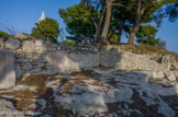 <center>Saint Pierre</center>Fronts d'extraction d'une carrière de pierre moderne. Mur de terrasse à pilastre et plateforme servant d'aire de stockage (Ier s. ap. J.-C)