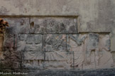 <center>Le bas-relief funéraire de Saint-Julien-lès-Martigues </center>Au centre de couple conjugal qu'on a voulu honorer. C'est donc le mémento tombal d'une famille. Les deux silhouettes plus petites qui apparaissent au fond derrière les parents assis, et entre eux, sont celles d'enfants du ménage. Sur le même plan que les parents assis deux figure d'adultes debout : des togati, autant que permet de juger l'état de surface de la pierre. De chaque côté, de face, deux cavaliers qui avaient tous les deux, à l'arrière, leur cheval. La monture à droite a presque entièrement disparu, sauf quelques restes du poitrail, du ventre et des pattes d'avant. Celui de droite porte une sorte de cotte de mailles, l'autre un costume qui comporte un drapé.