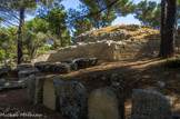 <center>Saint Blaise</center>Bastion polygonal du rempart grec. La fortification hellénistique forme le monument majeur de cette agglomération. À peu de chose près, elle suit le tracé et la conformation du rempart archaïque, ce qui a permis de dire qu'elle en constituait l'habillage monumental. Sur ce plan, deux exemples sont éloquents : l'impressionnant bastion polygonal sud, qui englobe au moins une tour primitive, et la porte principale et médiane dont le plan reprend celui de l'ouvrage antérieur.