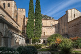 <center>Saint Guilhem le Désert. </center> De ce cloître on peut voir le clocher, la tour Saint-Martin, ainsi que la nef et les collatéraux décorés de bandes dites lombardes, le bras sud du transept.