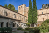 <center>Saint Guilhem le Désert. </center> Tour-clocher du XVe siècle et le cloître. Le mur est orné d'arcatures et lésènes, minces bandeaux qui rythment le mur. Les bandes lombardes sont composées de pilastres de faible saillie (lésènes), répétés à intervalles réguliers sur les murs des façades, des campaniles ou des absides, et reliés à leur sommet par une frise d'arcatures en plein-cintre. Elles ont, du moins à l'origine, un rôle de raidissement du mur. Par leur léger relief et leur simplicité, les bandes lombardes sont surtout un élément de décoration.