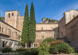 <center>Saint Guilhem le Désert. </center> Le cloître de Gellone était en fait constitué de « deux cloîtres » : le cloître Inférieur édifié avant la fin du XIIe siècle et un cloître supérieur qui vient prendre place sur le premier et dont la construction débute à la fin du XIIe siècle. La réalisation de ce cloître d'étage permettait aux moines de s'y rendre directement du dortoir. Les travaux ont donc commencé par la galerie nord, le long de l'église, et la galerie est, le long du dortoir, qui étaient les plus nécessaires au bon déroulement de la vie monastique. La construction du cloître supérieur, qui représentait un investissement considérable pour l'abbaye, a été très étalée et s'est achevée seulement au XIVe siècle.