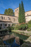 <center>Saint Guilhem le Désert. </center> Le cloître avec son vivier au premier plan.