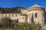 <center>Saint Guilhem le Désert. </center> Le chevet. A gauche, le dortoir et la salle capitulaire edifiés par les Mauristes. Puis l'absidiole sud et l'abside éclairée par trois baies.