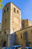 <center>Saint Guilhem le Désert. </center> Le clocher-porte du XII et XV siècles. À droite le réfectoire, restauré, voûté au XVIIe siècle pour remplacer la charpente, abrite, aujourd'hui, le musée.