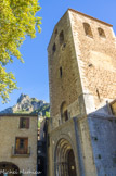 <center>Saint Guilhem le Désert. </center> Le clocher-porte a été réalisé en deux campagnes, comme l'indiquent les différences de matériaux et de techniques de mise en oeuvre : le porche a été construit au XIIe siècle, tandis que la partie supérieure, le clocher, date du XVe siècle.