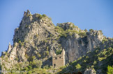 <center>Saint Guilhem le Désert. </center> Le Cabinet du Géant, ou Colombier. Cette grosse « tour » qui a tant inspiré légendes et traditions, se dresse à flanc de montagne, sous les ruines du « Château de Verdun » qui domine le village au nord. Fondé sur un socle rocheux légèrement exhaussé, le Cabinet du Géant est une construction oblongue de 6,40 m. sur 6 m., dont le quatrième côté est constitué par la paroi lisse de la falaise contre laquelle elle s’appuie. Etait-il dès l’époque médiévale une plateforme pour un accès direct au château depuis l’intérieur des fortifications ? Et ensuite aménagé en colombier pour les moines ? A moins que le Cabinet ne fut construit ex-nihilo au XVIIème siècle pour remplacer le pigeonnier du dernier niveau intérieur de la « Tour des Prisons », jugé trop petit ou trop vulnérable après les attaques protestantes, lors des guerres de Religion ?