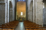 <center>Saint Guilhem le Désert. </center> La nef est composée de quatre travées, avec des arcs doubleaux. Le tout est soutenu par des pilastres. La nef et les deux collatéraux sont voûtés en berceau en plein-cintre. Les collatéraux sont éclairés par des petites fenêtres encadrées d'arcs de décharge.