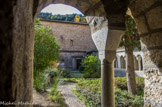 <center>Saint Guilhem le Désert. </center> La galerie nord, conservée dans sa disposition, d'origine, nous permet de savoir que l'étage inférieur était constitué d'une série d'arcades géminées, en plein cintre, qui reposaient sur une colonnette centrale.