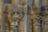 <center>Saint Guilhem le Désert. </center> Chapiteaux à feuilles d'acanthe. La colonne et le chapiteau de gauche sont en marbre blanc. (XIIe siècle)