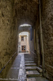 <center>Saint Guilhem le Désert. </center> Passage voûté reliant deux vieilles rues.