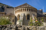 <center>Saint Guilhem le Désert. </center> La fondation de l'abbaye de Gellone s'inscrit dans le contexte de la conquête franque de l'Occitanie, arrivant après l'occupation par les Wisigoths suivie de celle des Musulmans. Guilhem, fonde en 804 Saint-Sauveur de Gellone, peut être sur un lieu de culte préexistant. Dès cette époque, l'abbaye détient des reliques précieuses, comme un morceau de la Sainte Croix, offert par Charlemagne à Guilhem. Avec la vogue des pèlerinages, cette relique et le culte de la sépulture de Guilhem attirent des foules de pèlerins. Au début du XIe siècle, l'abbé Pierre Ier fait reconstruire l'abbaye. La campagne de travaux est marquée par la consécration d'un autel à Saint-Guilhem en 1076. Car en 1066, Guillaume de Gellone avait été canonisé sous le nom de Saint-Guilhem. Le XVe siècle marque le début du déclin de l'abbaye. En 1568, pendant les Guerres de Religion, des protestants pillent l'abbaye. L'abbaye est dans un état d'abandon avancé, quand la Congrégation de Saint-Maur en prend possession et réussit à sauver l'essentiel. En 1644, les bâtiments conventuels sont reconstruits, le cloître, le réfectoire, le dortoir et la salle capitulaire sont restaurés. À la Révolution, l'abbaye est vendue comme bien national, et l'église devient l'église paroissiale du village.