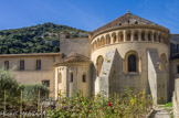 <center>Saint Guilhem le Désert. </center> Fondée en 804 par Guilhem, cousin de Charlemagne, valeureux guerrier venu se retirer du monde dans un lieu propice au recueillement, l’abbaye de Gellone demeure le symbole du premier art roman languedocien. Guilhem, comte de Toulouse, plénipotentiaire de Charlemagne, qui a profondemment marqué l’histoire de la région, dota l’abbaye d’une partie de ses biens en 804. Héros éponyme de la commune, ce personnage, haut en couleur, s’est illustré, dans la guerre comme dans la paix, comme chef des armées en lutte contre les Sarrasins mais aussi pour l’intégration de la Septimanie au royaume Franc. Sa légende, magnifiée par les troubadours, a traversé les siècles par la geste de Guillaume d’Orange.