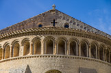 <center>Saint Guilhem le Désert. </center> La partie supérieure de l'abside est ornée d'une galerie de dix-huit niches creusées dans l'épaisseur du mur. Chaque niche est surmontée d'une double arcature qui repose sur des modillons sculptés ou sur des colonnettes à chapiteaux  décorée. En plus de leur rôle décoratif, ces niches contribuent aussi à alléger le mur et à drainer les eaux pluviales.