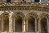 <center>Saint Guilhem le Désert. </center> Chèque niche comporte une double arcade : l'une repose sur des masques humains zoomorphes, l'autre sur une petite colonnette qui possède un chapiteau. Trois d'entre eux présentent également un décor d'entrelacs et de palmettes, comme les chapiteaux des fenêtres, alors que les autres sont inspirés du modèle corinthien.