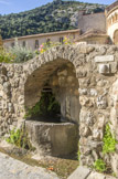 <center>Saint Guilhem le Désert. </center> Une des fontaines d'eau potable, signalée par un coquille st Jacques.