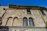 <center>Saint Guilhem le Désert. </center> A droite de la Maison Lorimy se trouve la Maison Sandonato avec de grands arcs lombards, intacts au rez-de-chaussée ; le premier étage et les fenêtres ont été restaurés selon les anciennes dispositions.