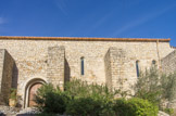 <center>Saint Guilhem le Désert. </center> Eglise St-Laurent, ancienne paroisse de la partie basse du village qui en comptait deux. C'est un édifice roman qui a été considérablement endommagé par les guerres de religion, dont on peut encore voir la nef, flanquée d'importants contreforts, ainsi qu'une tour fortifiée où prend place l'abside.