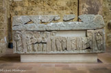 <center>Saint Guilhem le Désert. </center> Le sarcophage dit d'Albane et de Bertrane s'inscrit dans la catégorie des ateliers du Sud-Ouest (ou aquitains), dont l'importante production s'étala du Ve au VIIe siècle. La tradition assure qu'Albane et Bertrane étaient des sœurs du fondateur de l'abbaye de Gellone, religieuses dans un monastère voisin. La cuve, comme le couvercle qui provient d'un autre élément (les dimensions ne correspondant pas), est ornée sur trois faces. Malgré la division en cinq compartiments où des personnages apparaissent seuls ou en groupes, le panneau antérieur représente une même scène, la Traditio legis (Remise de la Loi aux apôtres par le Christ. Sur le couvercle, Daniel dans la fosse aux lions et des motifs végétaux stylisés.