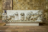 <center>Saint Guilhem le Désert. </center> Le Sarcophage dit de saint Guilhem s'inscrit dans la catégorie des monuments funéraires d'importation ou des ateliers d'Arles, des IIIe et IVe siècles. Sur la face principale, sculptée au IVe siècle, se trouve le défunt flanqué de scènes de l'Ancien et du Nouveau Testament avec, d'une part, le Miracle de Cana, la Multiplication des pains et le Baptême du centurion  Corneille, de l'autre, la Résurrection de Lazare, le Sacrifice d'Abraham et la Guérison de l'aveugle né.