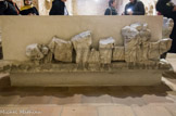 <center>Saint Guilhem le Désert. </center> Sarcophage dit de saint Guilhem. La quatrième face a été sculptée ultérieurement, à l'imitation des précédentes, mais sa facture est romane : saint Guilhem est accosté de deux personnages non identifiés et de deux scènes : l'Adoration des Mages et les Mages devant Hérode.