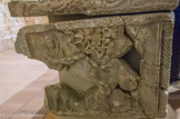 <center>Saint Guilhem le Désert. </center> Sarcophage dit d'Albane et de Bertrane. Le péché originel avec l'Arbre de la Connaissance, le serpent qui donne le fruit défendu à Eve.