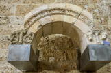 <center>Saint Guilhem le Désert. </center> Arc de cloître. Calcaire.