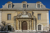 <center>La porte du séminaire Jésuite</center>Après l'expulsion de France des jésuites en 1764, leur séminaire de Toulon fut transformé en hôpital de la marine.
À l'occasion de la destruction de l'hôpital de la marine en 1911, la belle porte en chêne de l'ancien séminaire des jésuites fut transportée devant la Corderie et placée contre le mur d'enceinte de l'arsenal. En 1917, elle servait d'entrée aux bureaux de la Préfecture Maritime situés à l'étage de la Corderie.
La porte fut déplacée une seconde fois, lors de la création de l'autoroute ouest, en 1975.
Désormais adossée contre la façade du pavillon est de la Corderie, deux majestueuses statues la surplombent.