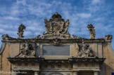 <center>La porte de l'Arsenal</center>Deux grandes statues en pierre de Calissane (environ 2,20m de hauteur) sont postées au-dessus de l'entablement. Minerve, placée à droite, fut réalisée par Maucord. Mars est l'oeuvre  de Verdiguier. Les deux angelots jouxtant l'attique ont été réalisés par Joseph Hubac.