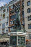 <center>Le Génie de la Navigation</center>La statue repose sur un piédestal quadrangulaire. Sur chacune des quatre faces de ce dernier est fixé un bas-relief en bronze, toujours dû au ciseau de Daumas et représentant :